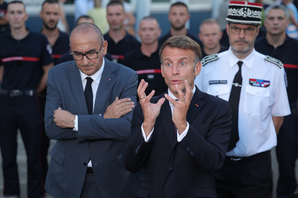 Francuski ministar policije ponudio ostavku nakon masovnih nereda. Macron odbio